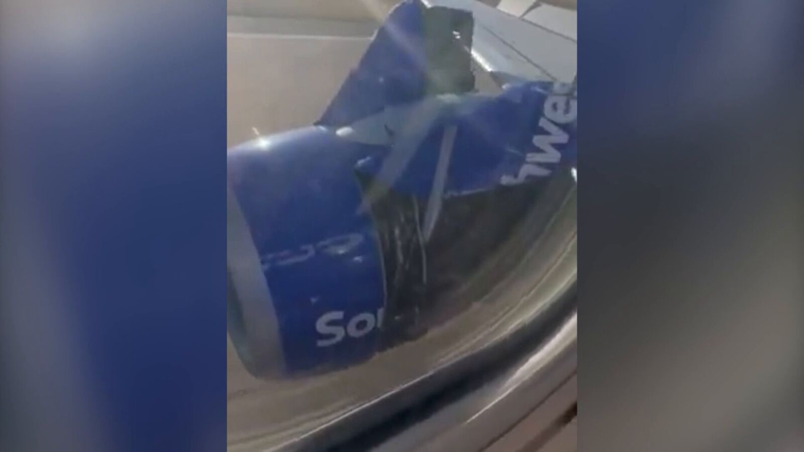 VÍDEO: Pánico entre los pasajeros de un avión tras ver el desprendimiento de la cubierta del motor