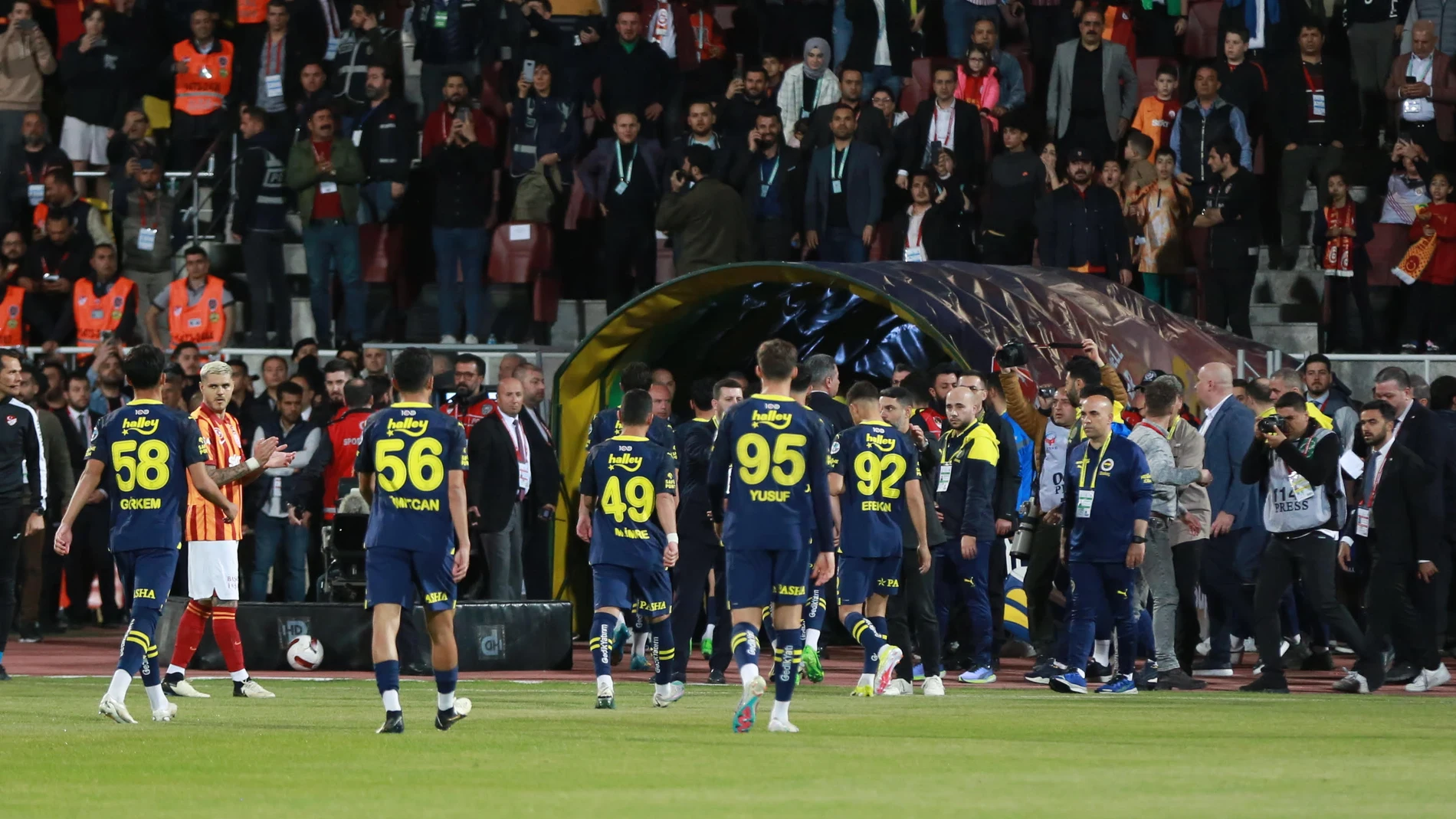Los jugadores sub-19 del Fenerbahçe se retiran de la Supercopa turca en el minuto 1