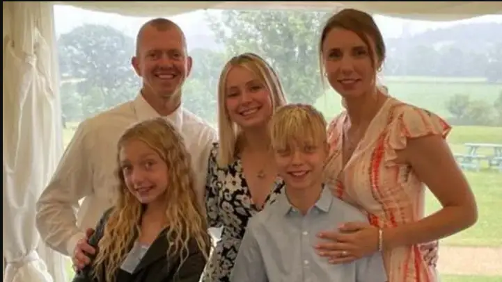 Imagen del adolescente con su familia Imagen del adolescente con su familia