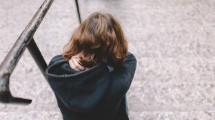 Una adolescente de espaldas