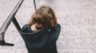 Una adolescente de espaldas Una adolescente de espaldas