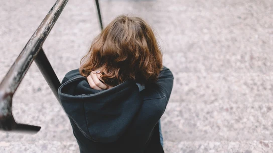 Una adolescente de espaldas Una adolescente de espaldas