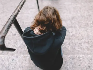 Una adolescente de espaldas Una adolescente de espaldas