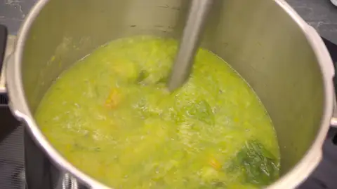 Tritura las hortalizas con una batidora eléctrica Tritura las hortalizas con una batidora eléctrica