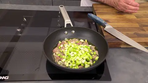 Corta la panceta en dados y agrégala Corta la panceta en dados y agrégala