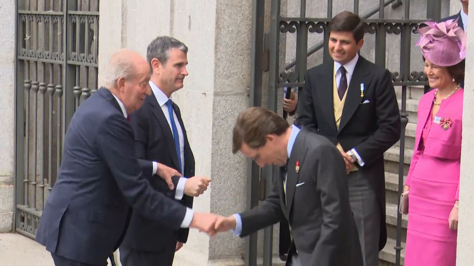 Don Juan Carlos y Doña Sofía, juntos y emocionados en la boda de Almeida