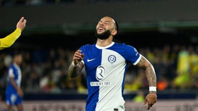 Memphis Depay, baja ante el Borussia Dortmund por una lesión muscular