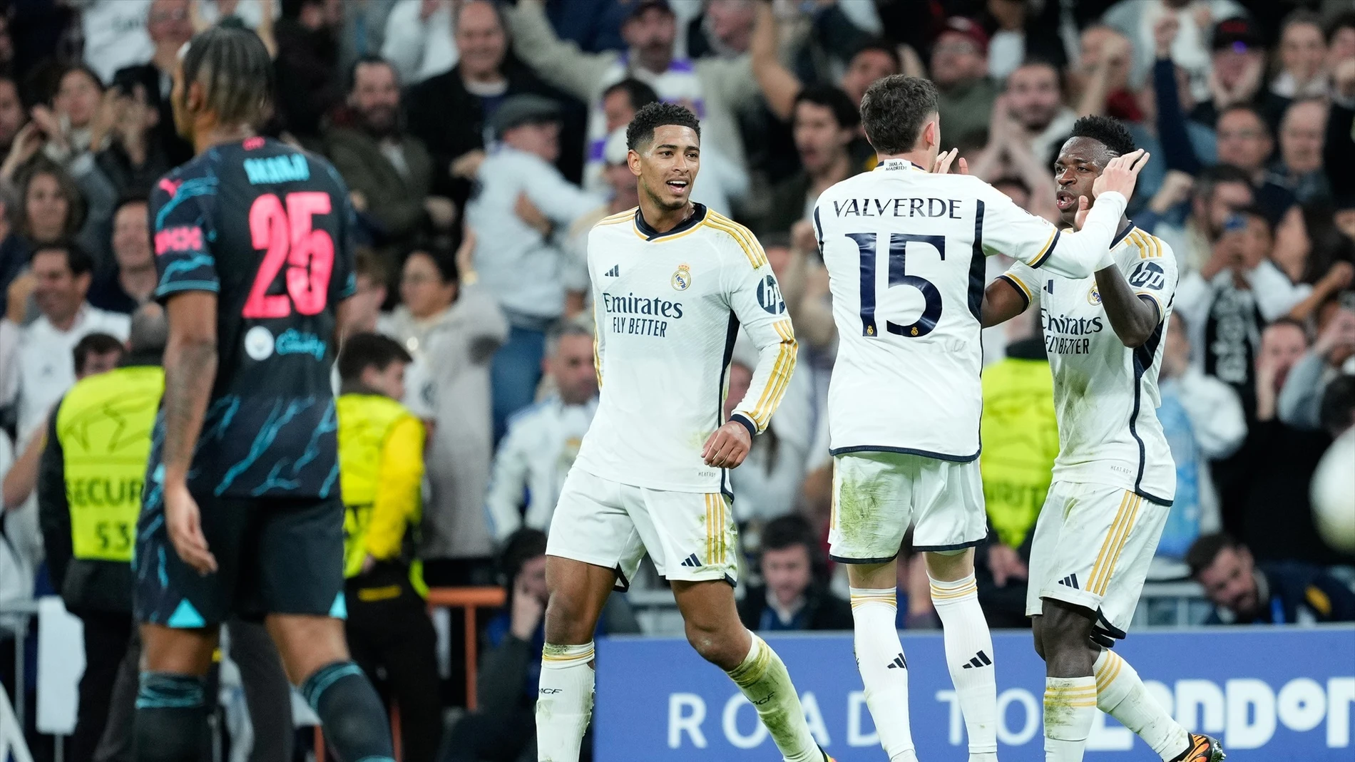 Los jugadores del Real Madrid celebran un gol ante el City