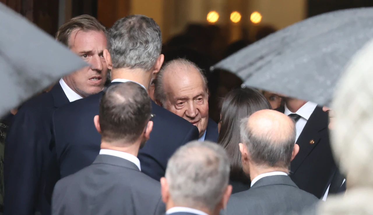 El saludo del rey Juan Carlos y la reina Letizia