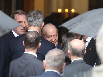 El saludo del rey Juan Carlos y la reina Letizia El saludo del rey Juan Carlos y la reina Letizia