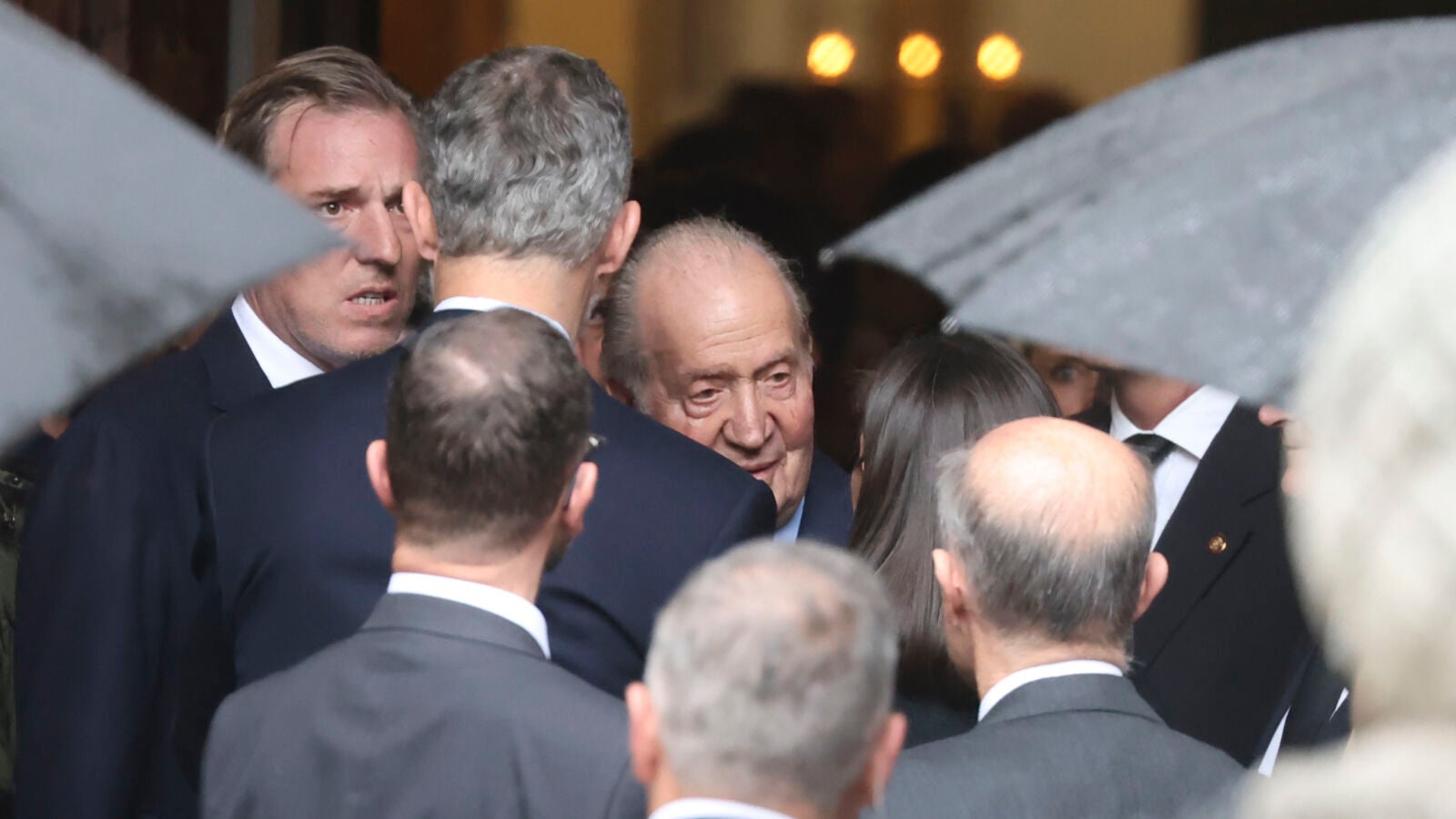 Así fue el momento en el que la reina Letizia y el rey Felipe vieron al rey Juan Carlos en el funeral de Fernando Gómez-Acebo