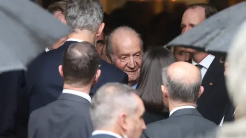 El rey Juan Carlos habla con la reina Letizia El rey Juan Carlos habla con la reina Letizia