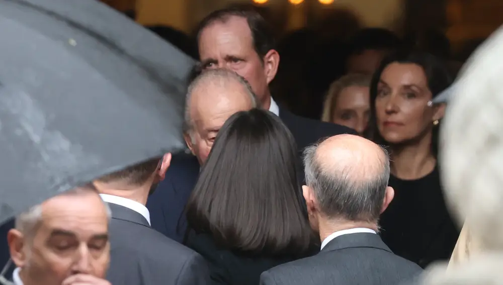 La reina Letizia y el rey Juan Carlos, en la misa funeral de Fernando Gómez-Acebo