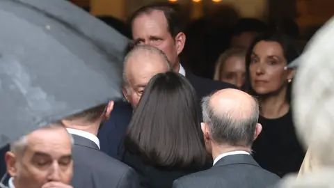 La reina Letizia y el rey Juan Carlos, en la misa funeral de Fernando Gómez-Acebo La reina Letizia y el rey Juan Carlos, en la misa funeral de Fernando Gómez-Acebo