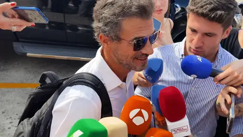 Rodolfo Sancho llega a Tailandia en la primera sesión del juicio de su hijo, Daniel Sancho Rodolfo Sancho llega a Tailandia en la primera sesión del juicio de su hijo, Daniel Sancho