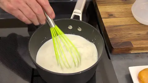 Vierte la leche, sazona y mezcla bien Vierte la leche, sazona y mezcla bien