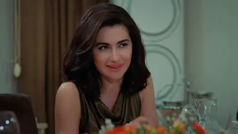 Sahika avergüenza a Hasan Ali con un impactante anuncio durante la cena familiar Sahika avergüenza a Hasan Ali con un impactante anuncio durante la cena familiar