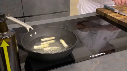 Corta las puntas del resto, introdúcelas en la cazuela y cuécelas Corta las puntas del resto, introdúcelas en la cazuela y cuécelas