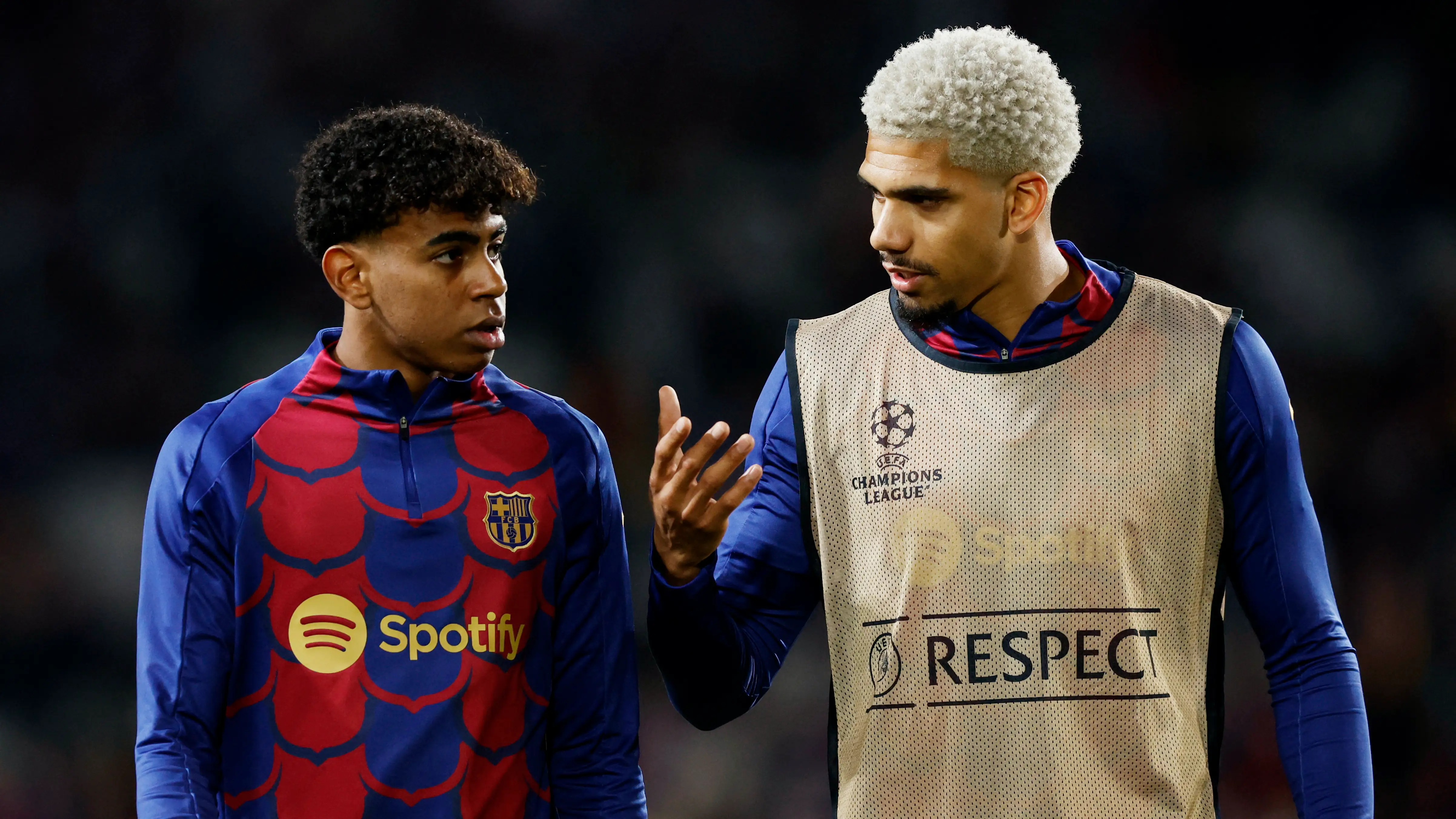 Lamine Yamal y Araujo conversan antes de un partido en la Champions Lamine Yamal y Araujo conversan antes de un partido en la Champions