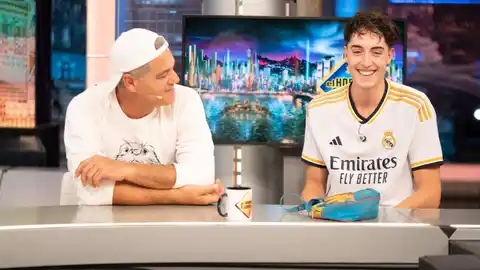 La sorpresa del youtuber Plex a Fran Cuesta en El Hormiguero: ¡debajo de la máscara de un ciervo!