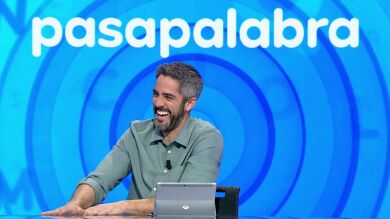 Roberto Leal se suma a la moda del oversize… ¡y los invitados de Pasapalabra se le echan encima!
