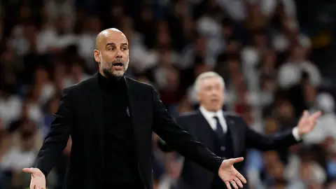 Pep Guardiola gesticula en el Santiago Bernabéu Pep Guardiola gesticula en el Santiago Bernabéu