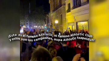 La improvisada fiesta de los jugadores del Athletic en Bilbao