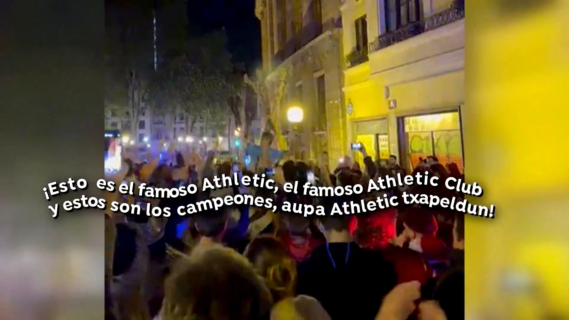 La improvisada fiesta de los jugadores del Athletic en Bilbao La improvisada fiesta de los jugadores del Athletic en Bilbao