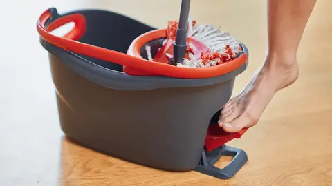 Cubo y fregona Cubo y fregona