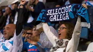 Aficionados animan a la selección gallega de fútbol