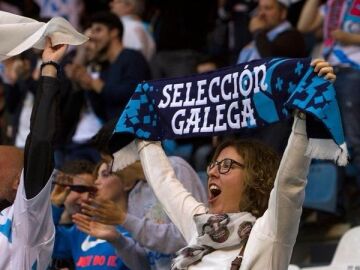 Aficionados animan a la selección gallega de fútbol