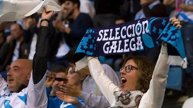 Aficionados animan a la selecci&oacute;n gallega de f&uacute;tbol