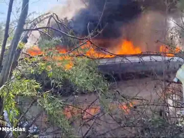 Incendio de un catamarán en Sevilla Incendio de un catamarán en Sevilla