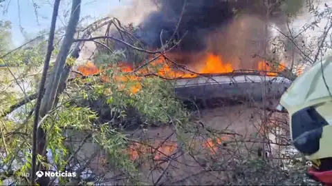 Incendio de un catamarán en Sevilla Vídeo: Dos heridos al incendiarse un catamarán en Sevilla
