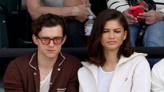 Tom Holland y Zendaya viendo un partido de tenis