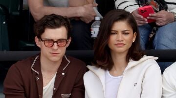 Tom Holland y Zendaya viendo un partido de tenis