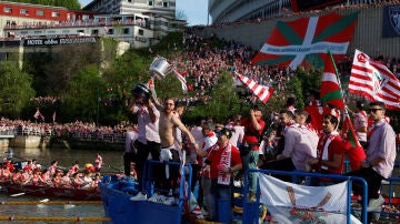 Iker Muniain alza la Copa del Rey al paso de la gabarra por San Mamés