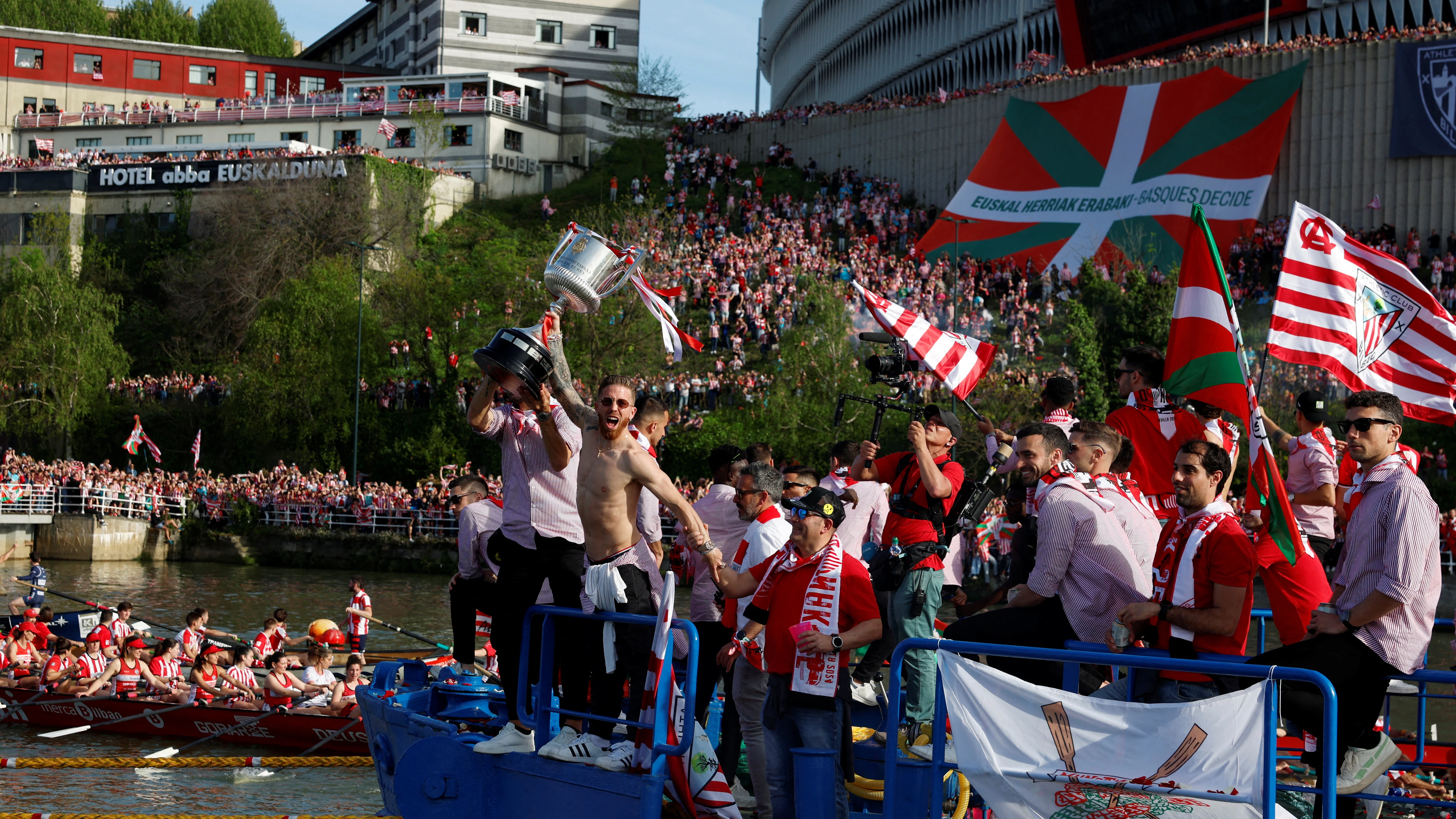Iker Muniain alza la Copa del Rey al paso de la gabarra por San Mamés Iker Muniain alza la Copa del Rey al paso de la gabarra por San Mamés