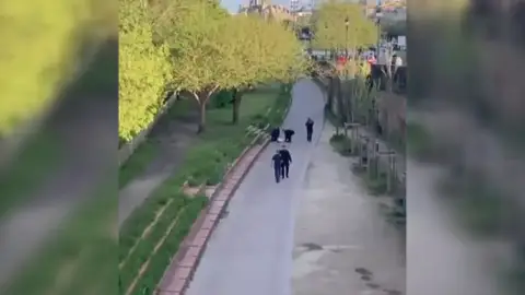 Policía tras el ataque de BURDEOS Policía tras el ataque de BURDEOS