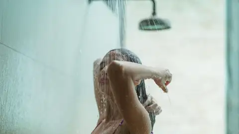 Mujer duchándose Mujer duchándose