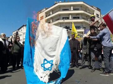 Iraníes queman la bandera de Israel