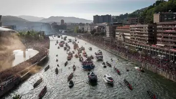 La gabarra remontando la ría rumbo al Ayuntamiento de Bilbao