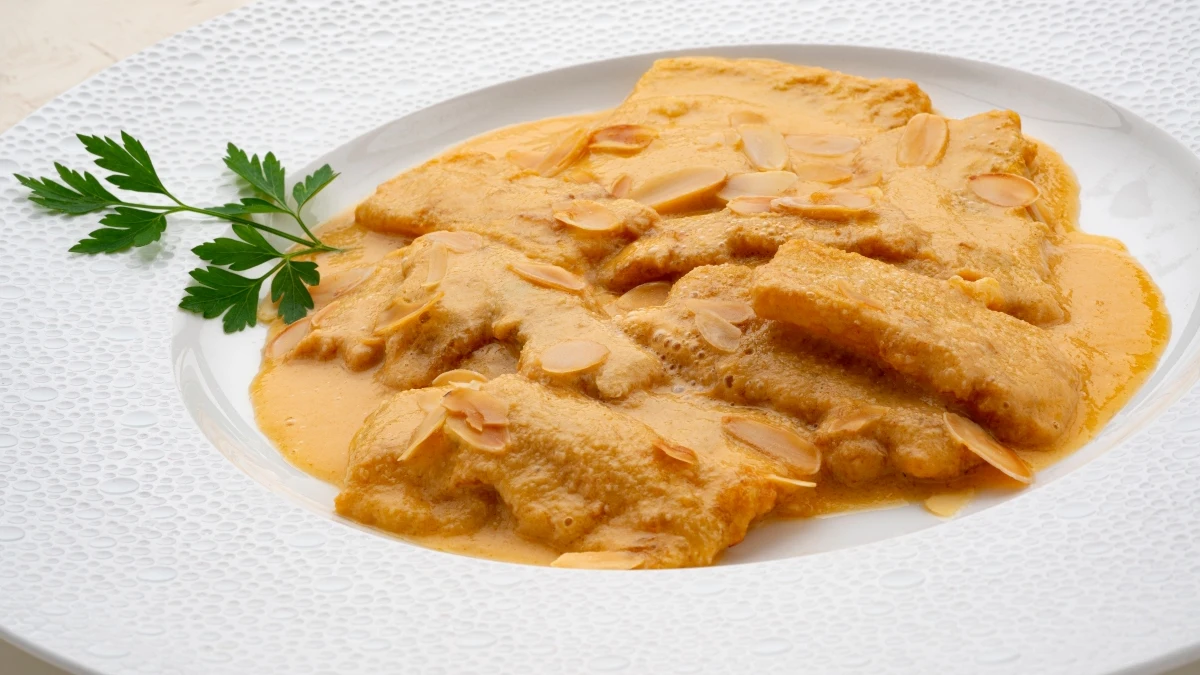 Pencas rebozadas en salsa de almendras, de Karlos Argui&ntilde;ano
