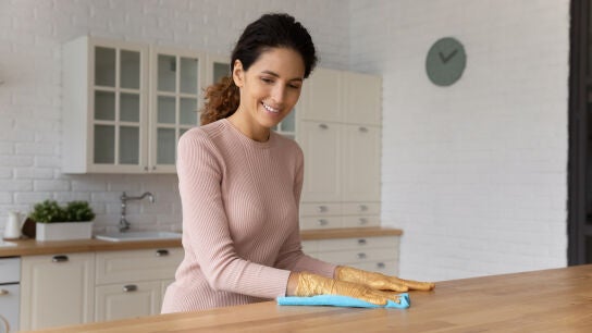 Mujer limpiando una mesa