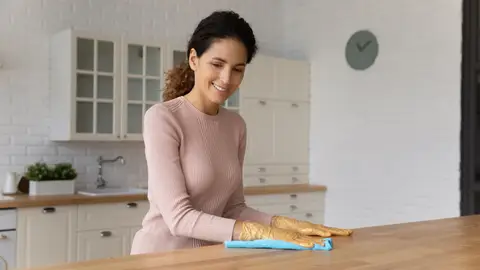 Mujer limpiando una mesa Mujer limpiando una mesa