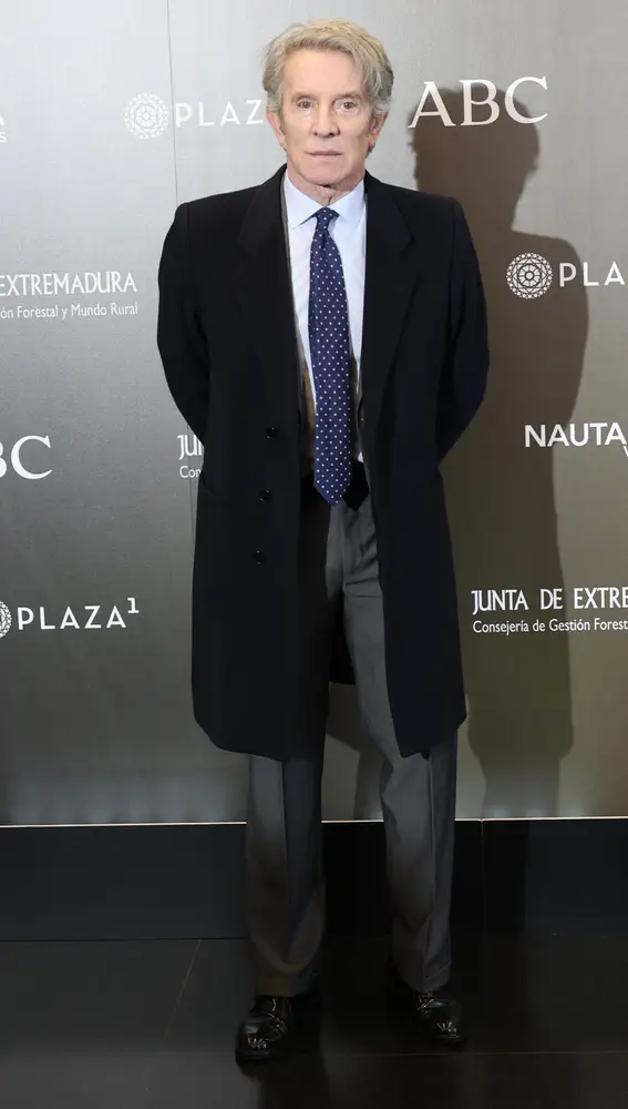 Alfonso Díez posando para los medios