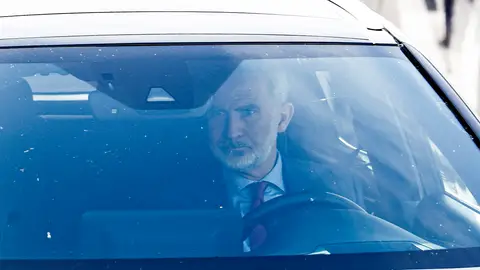 El rey Felipe VI atiende a la prensa desde su coche El rey Felipe VI atiende a la prensa desde su coche