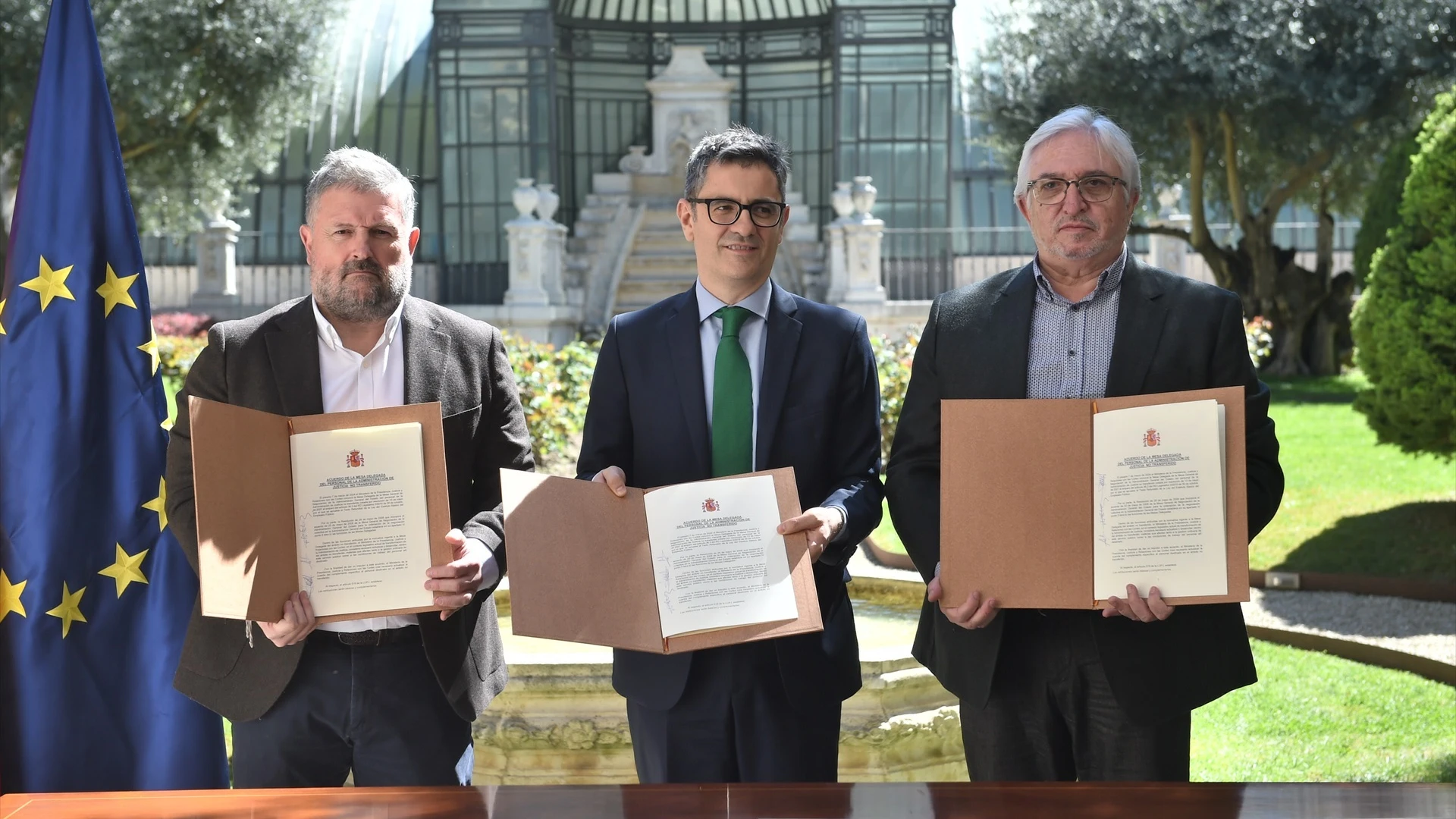 Bola&ntilde;os firma el acuerdo alcanzado con los sindicatos de Justicia
