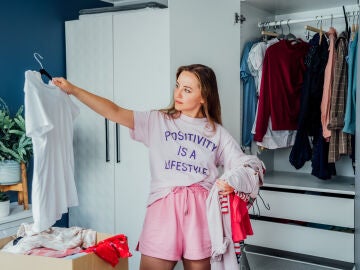 Mujer ordenando su armario