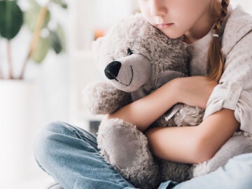 Niña abrazando un peluche